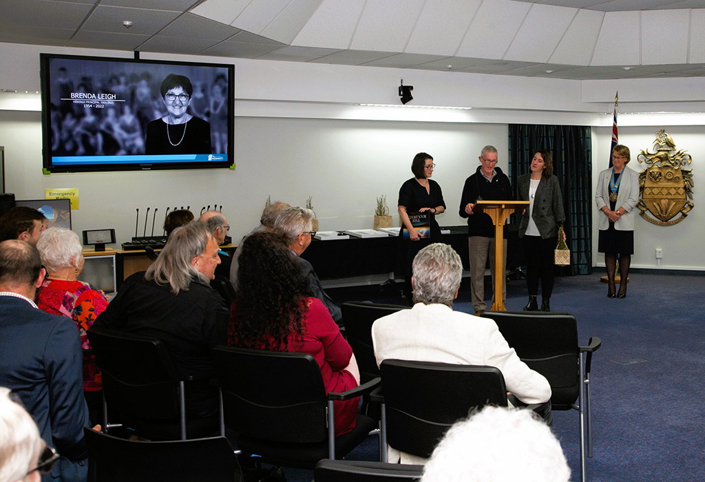 Brenda Leigh's family receiving her award from Mayor Helen Worboys.