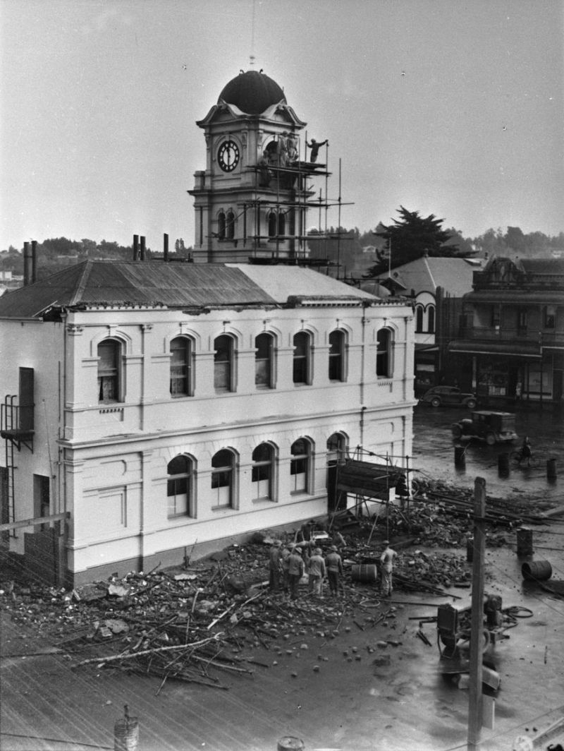 Post office being demolished in 1942